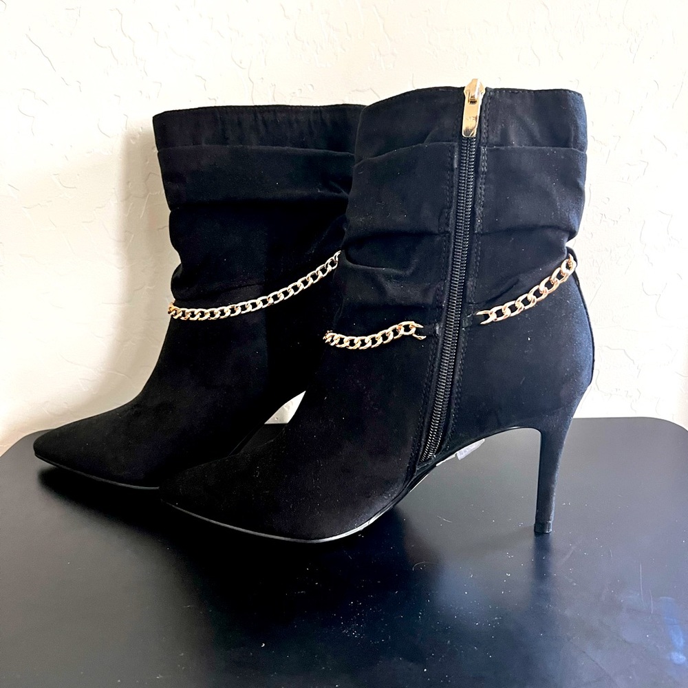 marc fisher black size 8 heels with gold chain and zipper